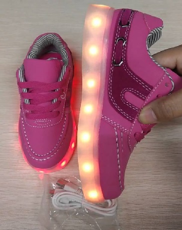 Kirkkaat vilkkuvat LED -lasten kengät