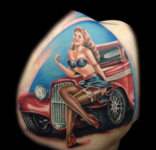 Pin up tyttö vanhan auton tatuointisuunnittelussa