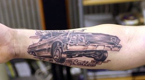 Vanhat auton tatuointimallit käsivarteen