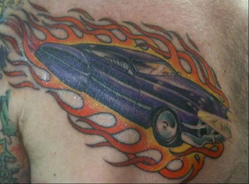 Auto tulessa tatuoinnit rinnassa