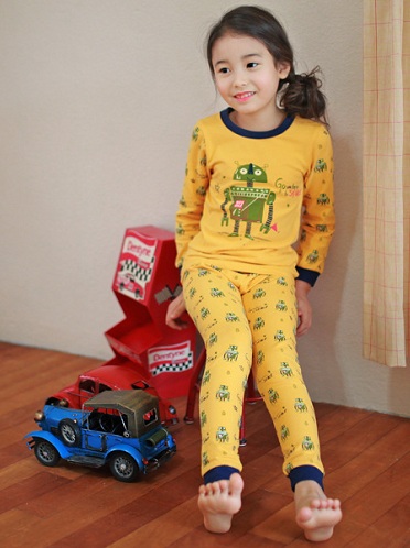 Lasten keltainen pyjama robottisuunnittelulla