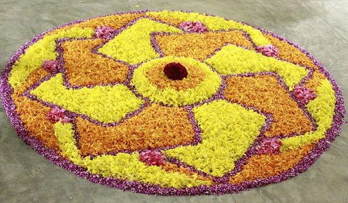 Swastik Rangoli Δωρεάν σχέδιο χεριών με λουλούδια