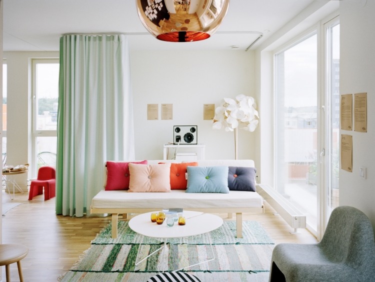 dekorationsidéer-vardagsrum-färg accenter-kuddar-soffa