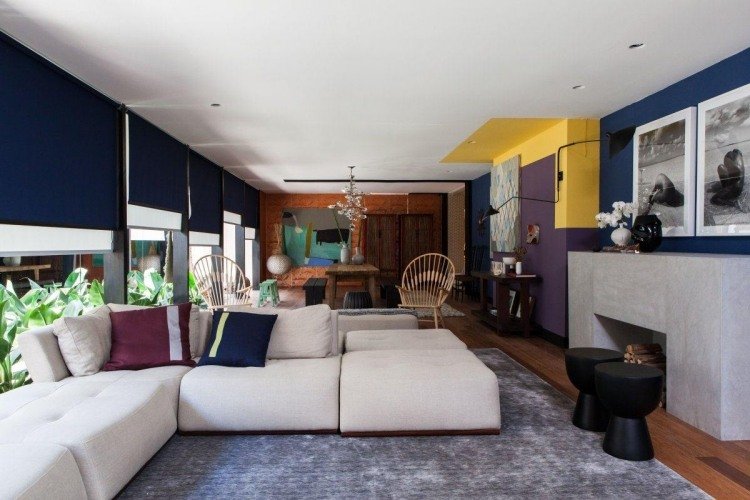 dekoration-idéer-vardagsrum-färg-accenter-gul-lila-blå