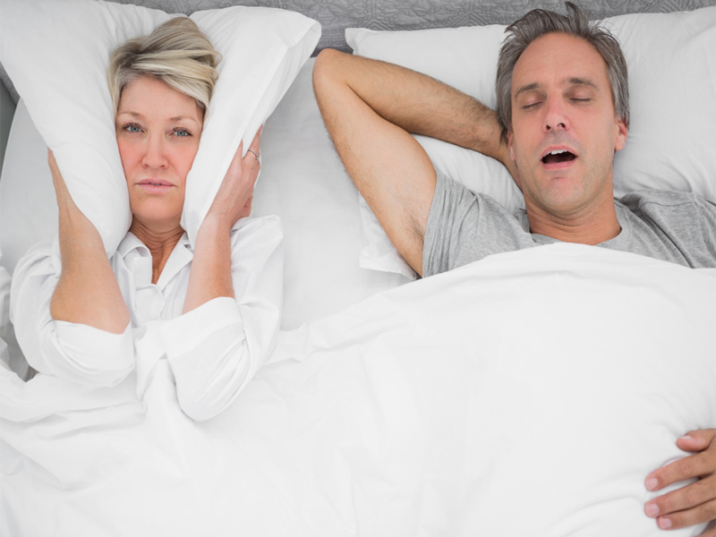 Λύσεις και συμβουλές για να αποφύγετε το ροχαλητό ενώ κοιμάστε