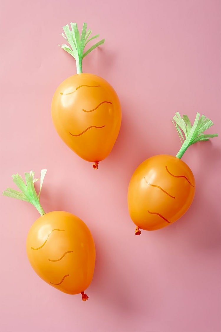 Enkla idéer för hantverk till påsk med ett barn - förvandla orange ballonger till morötter