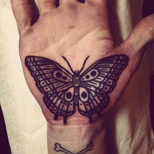 Πεταλούδα τατουάζ στην παλάμη