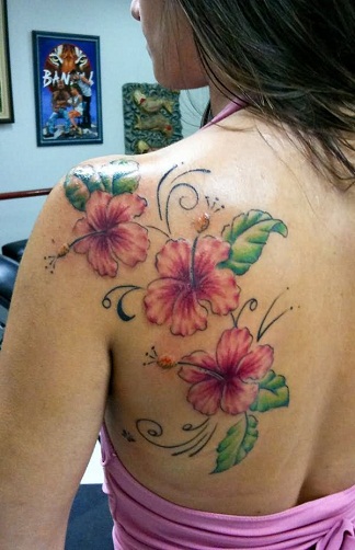 Τατουάζ ιβίσκου στην πλάτη του κοριτσιού