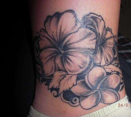 Υπέροχο τατουάζ λουλουδιών ιβίσκου
