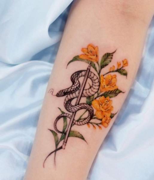 Freesia -tatuointi aistillisen käärmeen kanssa