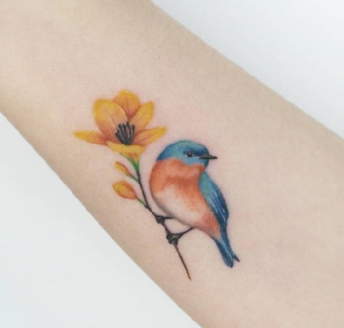 Freesia -tatuointi kauniilla linnulla