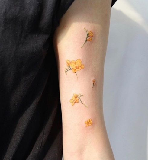 Keltainen Freesia -tatuointi käsivarteen