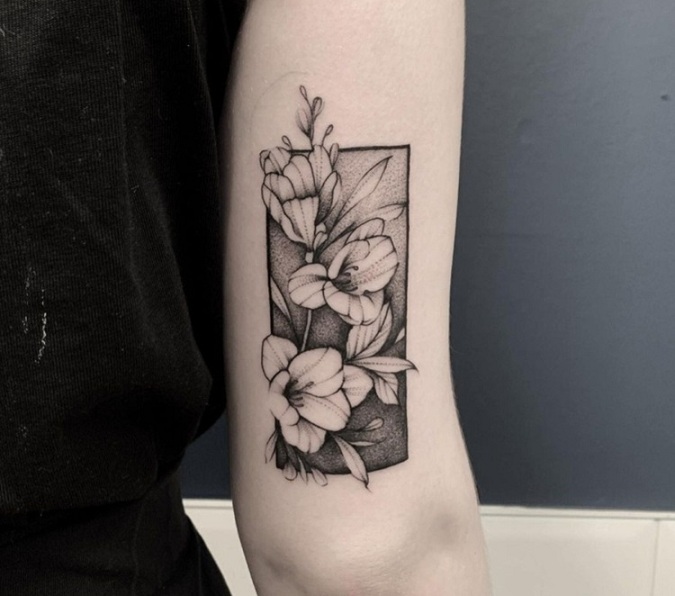 Mahtava Freesia -kukka -tatuointi kyynärpäässä
