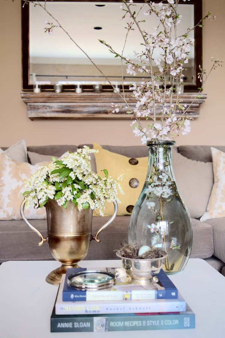 vårdekoration-idéer-blommor-bordsdekoration-vardagsrum-soffbord-glasvas-grenar-blommor