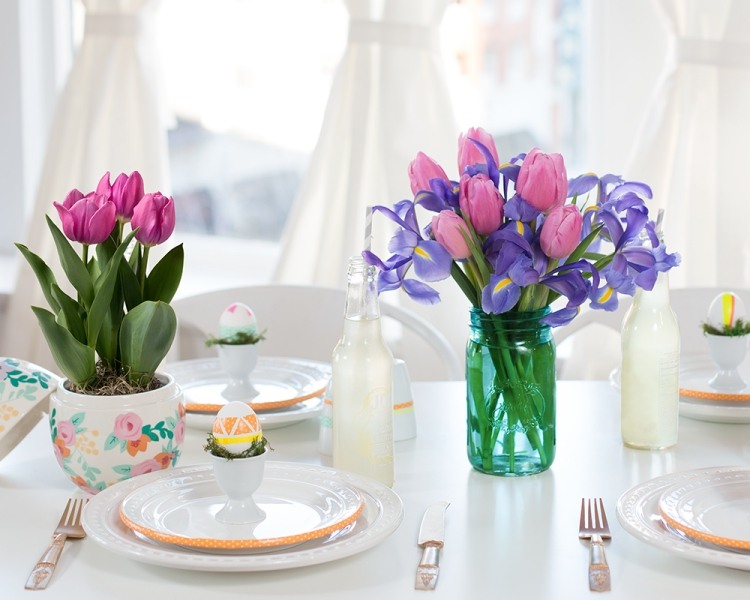 vårdekoration-idéer-blommor-bord-dekoration-tulpaner-rosa-violett-iris-glas-påsk
