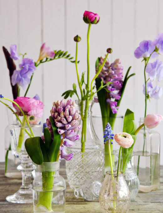 vårdekoration sätta ihop blommor vaser i olika storlekar