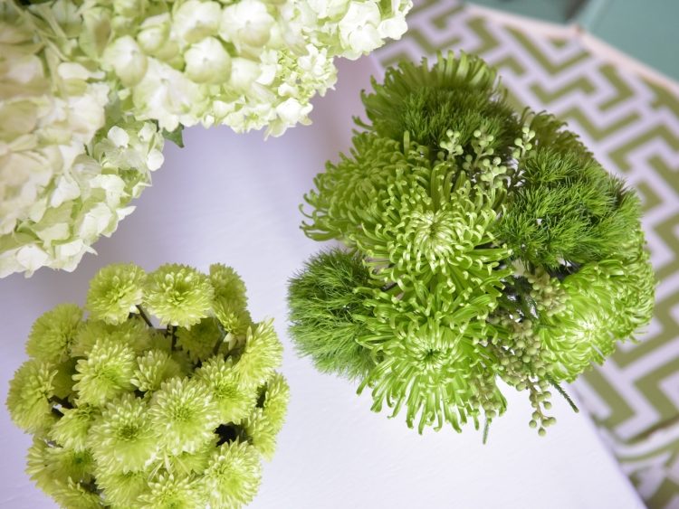 vårdekoration-idéer-blommor-bord-dekoration-färsk-grön-ljus-ljus-hortensia