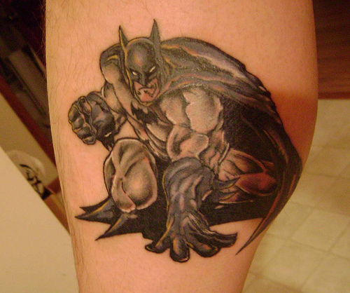 Batmanin säären tatuointi miehille