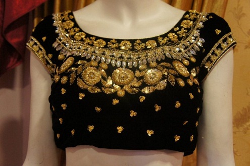 Μαύρη βελούδινη μπλούζα με χρυσό κέντημα και κοσμήματα