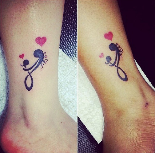 Καρδιά που αγγίζει το σχέδιο τατουάζ μητέρας κόρης
