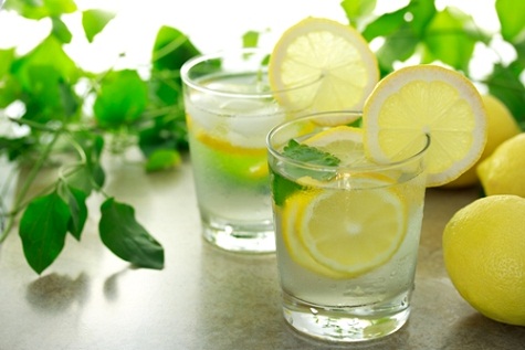 Αρχικά διορθωτικά μέτρα για δηλητηρίαση τροφίμων Πίνοντας χυμό λεμονιού
