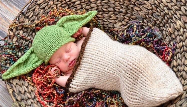 baby-kostym-yoda-virkad-hatt-gröna-öron