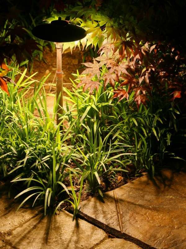 idéer för trädgårdsbelysning golvlampa trädgårdsstig