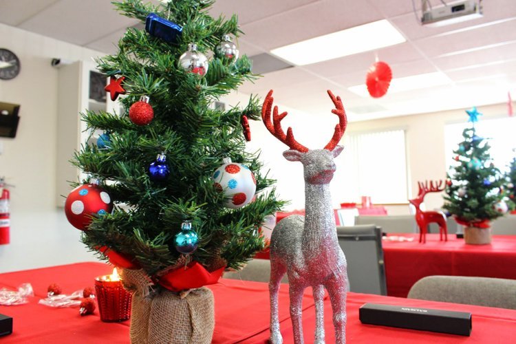 Idéer för juldekoration kontor arbetsplats festligt dekorera renar