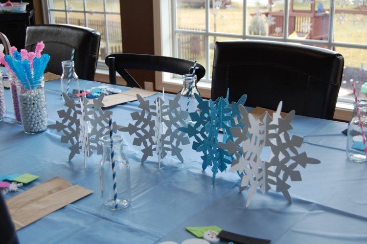 idéer juldekoration kontor arbetsplats bord dekoration papper figurer snöflingor