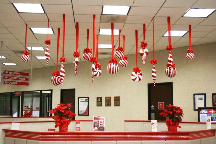 idéer juldekoration kontor arbetsplats hängande julgransdekorationer godisrör
