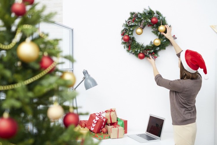 Idéer för juldekoration kontorsarbetsplats festliga humöriga dekorera kollegor