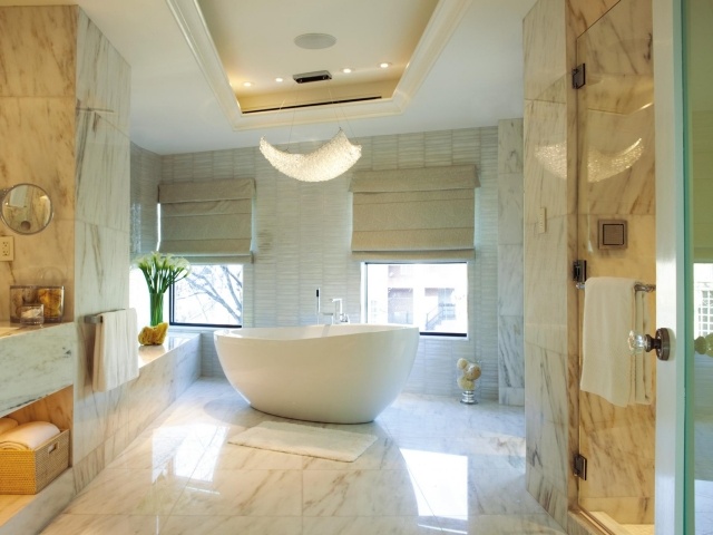 lyxigt badrum marmor kakel grädde badkar