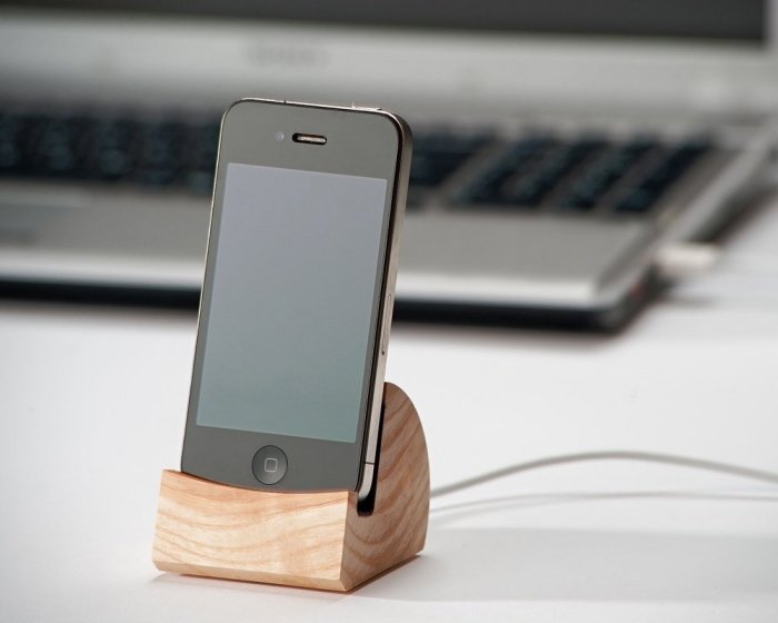 iPad-iPhone-stativ-laddningsstationer-trä-log-accessoire-för-skrivbord
