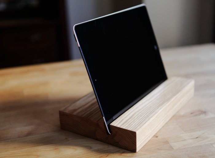 minimalistisk-trä-stå-för-iphone-smartphone-surfplatta-present-idéer