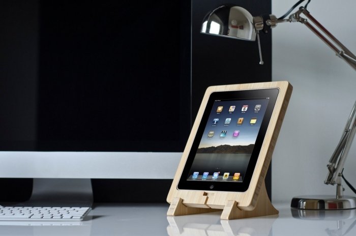 skrivbord-tillbehör-stativ-för-surfplatta-iPad-tillverkad av trä med laddningsstation