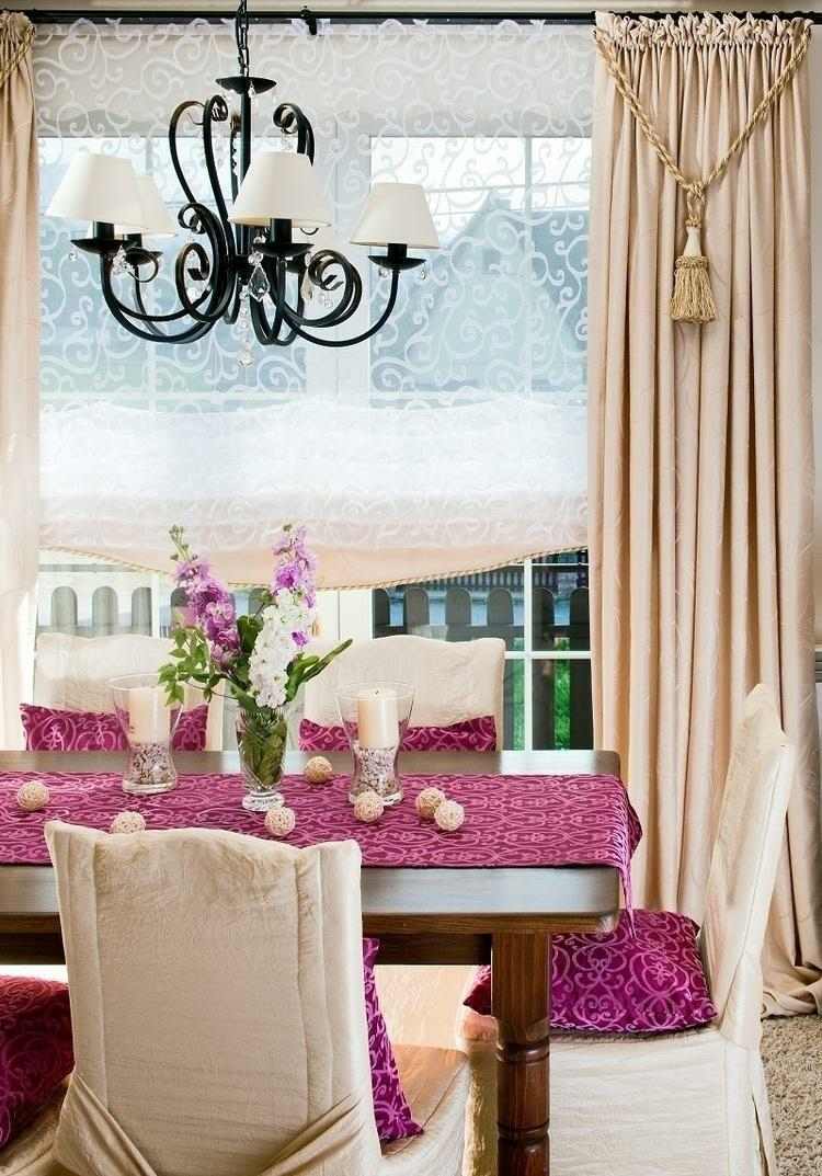 idéer för bordsdekorationer rosa-bordslöpare-blomma-ljuskrona-svart-metall