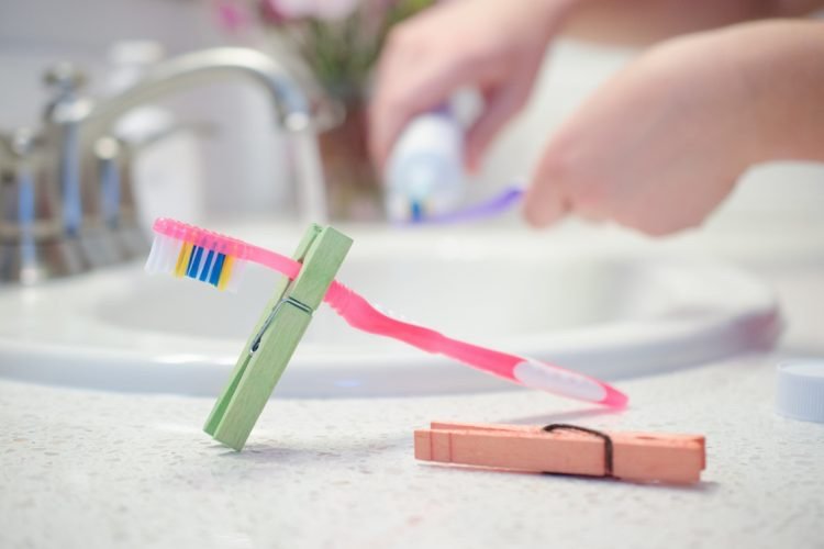 kreativa-idéer-med-klädnypor-annorlunda-tandborsthållare