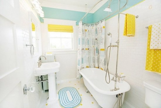 Badkar-badrum vita plattor för barn gula dekorationer