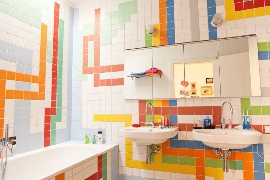 Färgglada badrumsdesign mosaikplattor