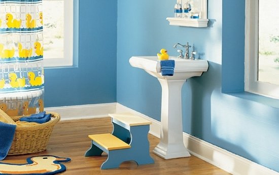 Barn badrum steg blå väggar design idéer
