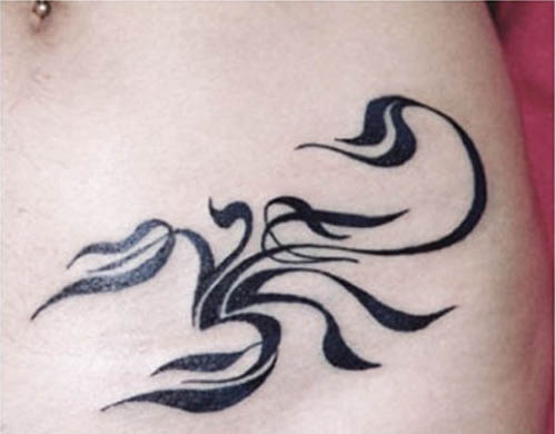 Scorpion Tattoo Design vyötäröllä