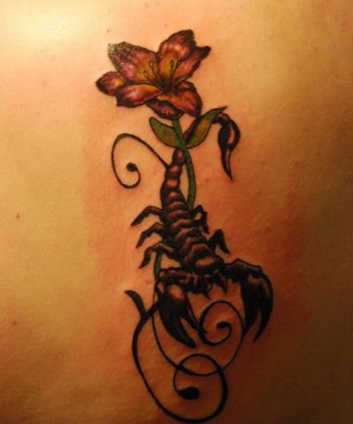 Skorpionin ruusun tatuointi naisille