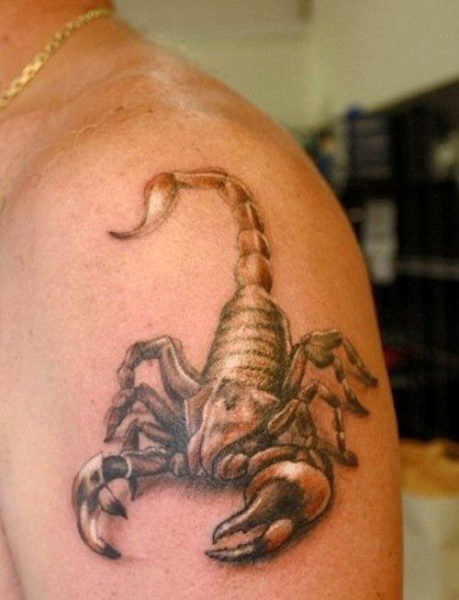Realistinen 3D Scorpion Tattoo Design vasemmassa käsivarressa