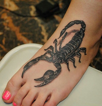 Skorpionin tatuointi tytöille jalalla
