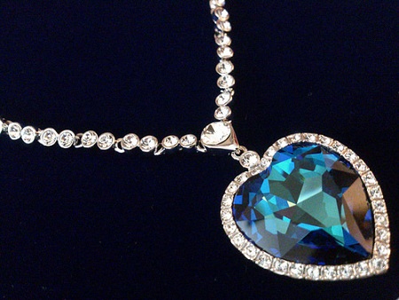 Sydämen muotoinen sininen timantti kaulakoru