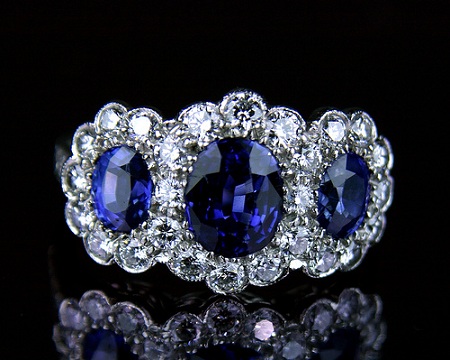 Sininen timanttisormus