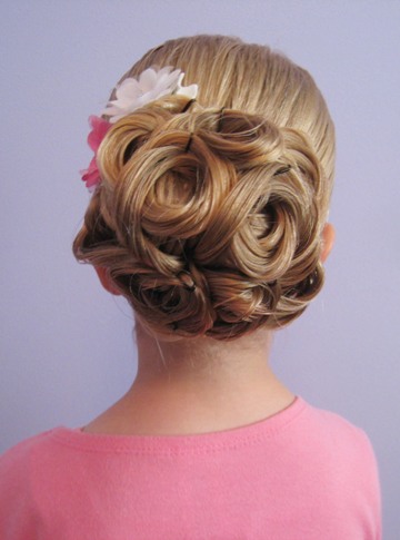 Λουλούδι κορίτσι μαλλιά με Looped Up Hairstyle