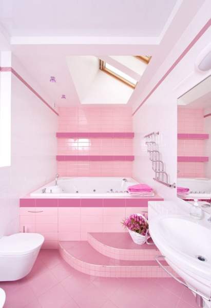 Vaaleanpunainen kylpyhuoneen sviitti