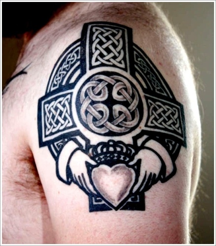 Τατουάζ καρδιάς με σταυρό