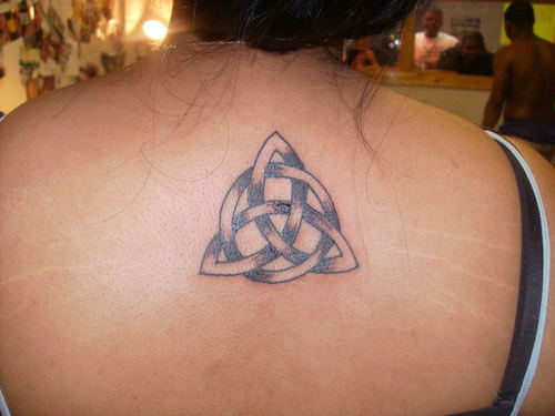Triquetra -symboli -tatuointi kaulassa